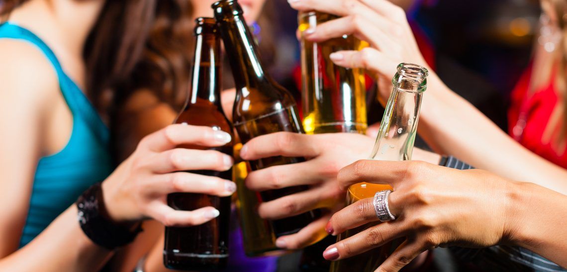Bebidas alcoólicas em excesso podem causar cirrose hepática