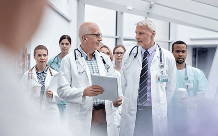 hospital-higienopolis-gastroenterologia-640x400-medicos-conversando.png