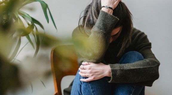 Ansiedade causa dor no corpo? Veja os sintomas físicos mais comuns