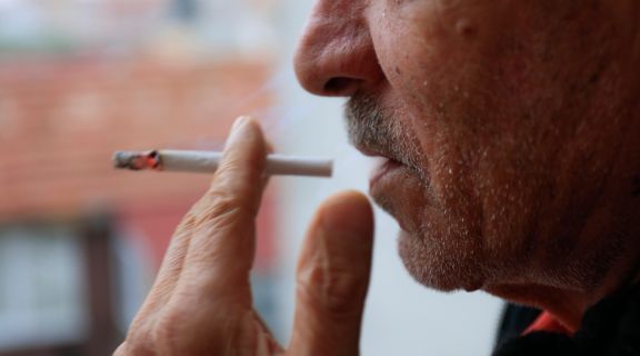   Pode fumar depois de tirar o siso? Entenda os riscos reais para a sua recuperação