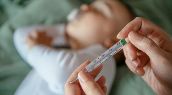 Quais cuidados ajudam a prevenir a febre em bebês