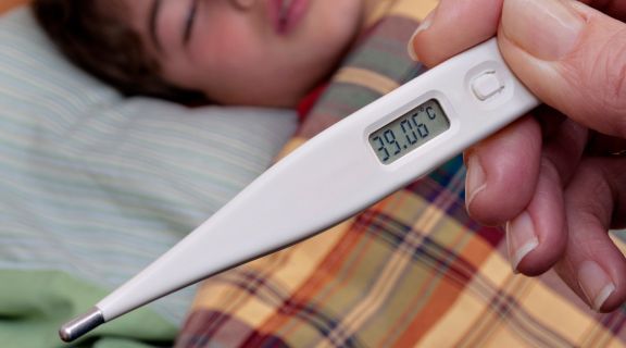 O que fazer quando a criança está com febre: cuidados em casa e sinais de alerta
