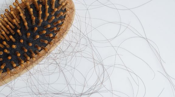 Por que a anemia causa queda de cabelo? Entenda os motivos e como é o tratamento