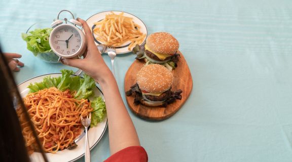   Ansiedade e compulsão alimentar: entenda a conexão e quando buscar ajuda