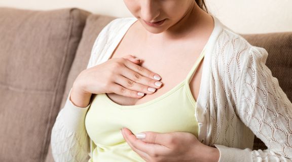 Bolinhas entre os seios: o que podem ser e quando procurar ajuda médica