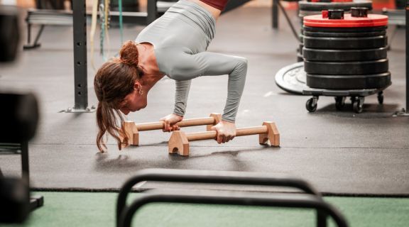 Calistenia para mulheres: como começar a praticar e definir o corpo em casa