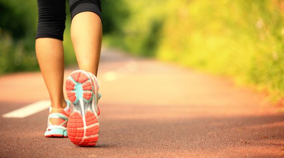 Caminhada em jejum emagrece? entenda a ciência e os cuidados com esse exercício