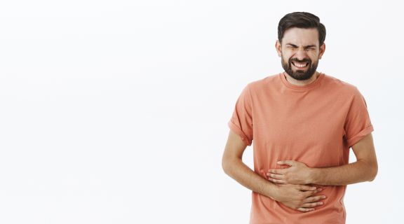 Câncer de intestino em jovens: conheça os principais sintomas e sinais de alerta