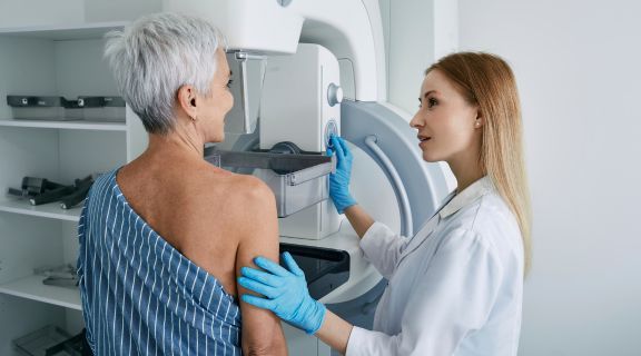 Câncer de mama após 70 anos: veja quais são os sintomas, diagnóstico e tratamento