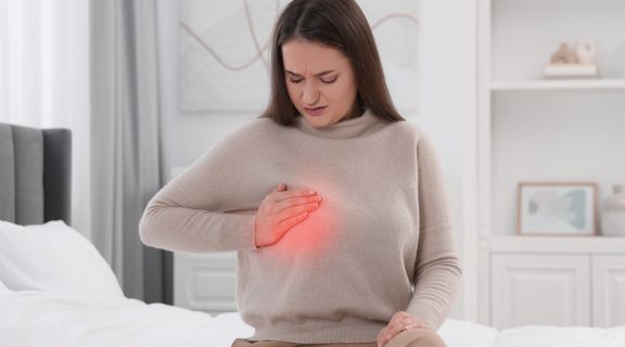 Câncer de mama dá dor no braço? Entenda os sinais e quando se preocupar