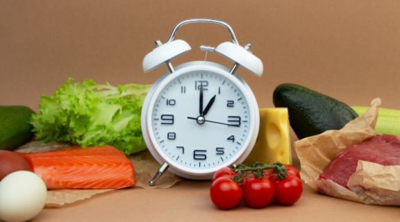 O que comer após o jejum intermitente para otimizar seus resultados