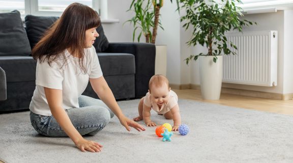 Como ajudar o bebê a engatinhar? Dicas, exercícios e estímulos essenciais