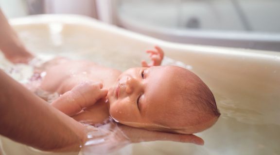 Como aliviar cólica de bebê recém nascido: o que realmente ajuda