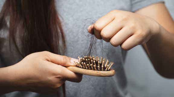 Como amenizar queda de cabelo por hipotireoidismo​? Causas e tratamentos
