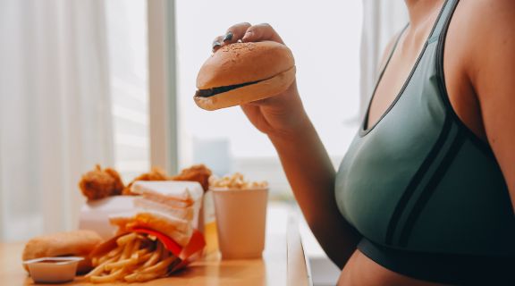 Como saber se tenho compulsão alimentar: sinais e quando procurar ajuda