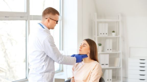 Tratamento para hipertireoidismo: conheça as opções e como funcionam