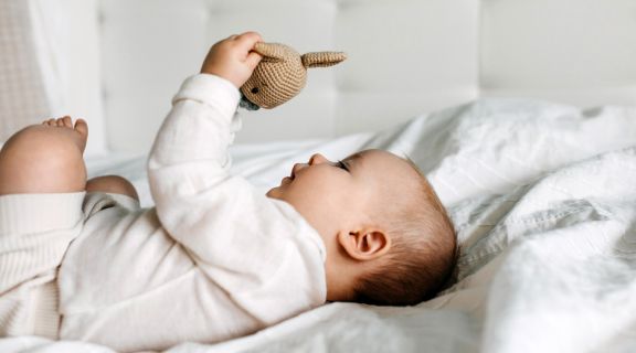 Como é o desenvolvimento do bebê de 5 meses? Saiba como estimulá-lo corretamente