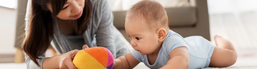 Mãe e bebê engatinhando