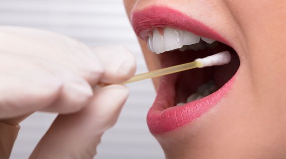 Doenças transmitidas pela saliva: quais são as mais comuns e como se prevenir