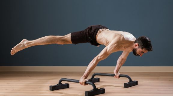 Exercícios calistenia em casa: como começar a praticar em casa com segurança