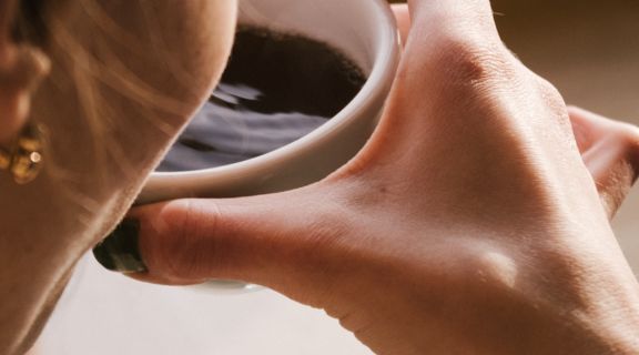 Gestante pode tomar café? Entenda sobre limites segurança e quando tomar