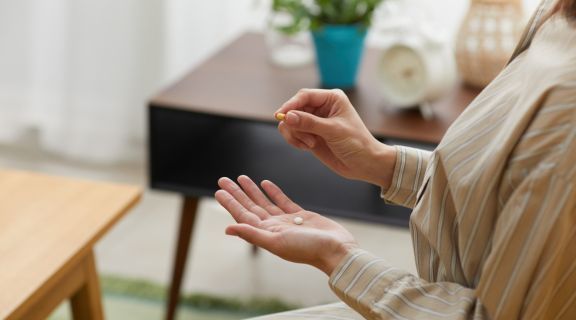 Gestrinona: para que serve e qual o alerta sobre o "Chip da Beleza"?