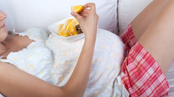 Grávida pode comer limão? Mitos, verdades, benefícios e cuidados