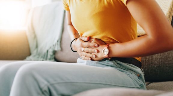 Ibuprofeno para cólica menstrual: como funciona, cuidados a se ter e quando usar?