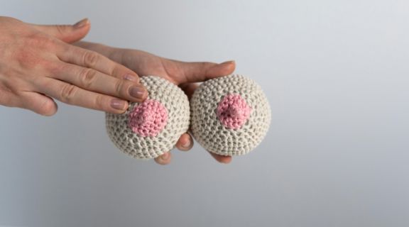 Mancha roxa na mama pode ser câncer? Entenda as causas e o que observar