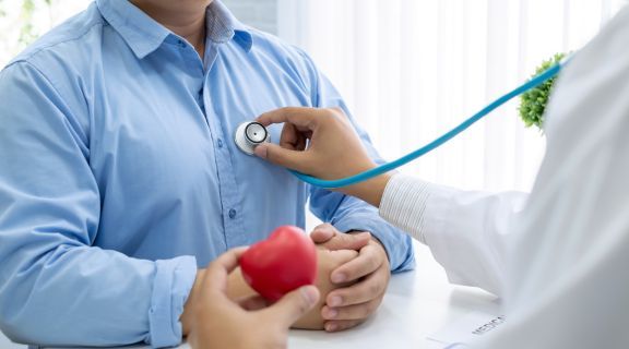 Qual médico que cuida de trombose? Entenda o que o angiologista faz e trata