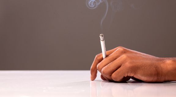 Melanose do fumante: o que são as manchas escuras na boca e riscos de câncer