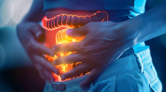 Muitos gases e dor abdominal: entenda as causas e saiba quando agir