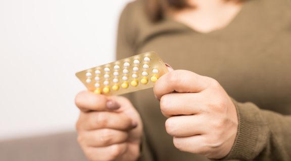 Nimesulida corta o efeito do anticoncepcional? Veja como se proteger