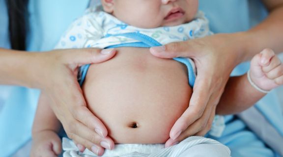O que causa cólica no bebê? Guia para entender e aliviar o choro