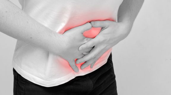 O que causa dor no abdômen? E quando procurar um médico?