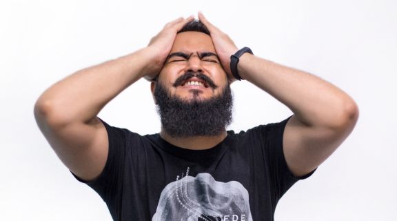   O que é bom para dor de cabeça muito forte? Saiba como aliviar