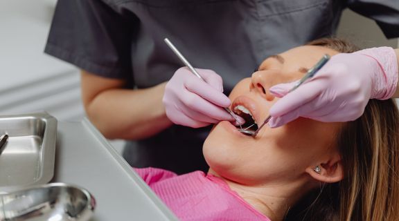 Veja o que é pulpite e o tratamento que causa essa inflamação e a dor de dente