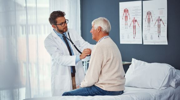 O que é sarcopenia e quais os sintomas: como prevenir a perda muscular