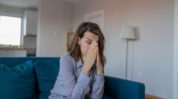 O que pode ser catarro com sangue? Veja tratamentos e quando buscar médico