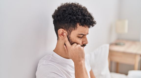 Ouvido entupido: o que pode ser, qual o tratamento e quando buscar médico?