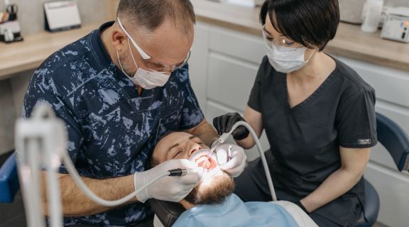 Periodontite avançada: o que fazer quando a sua gengiva está em risco?