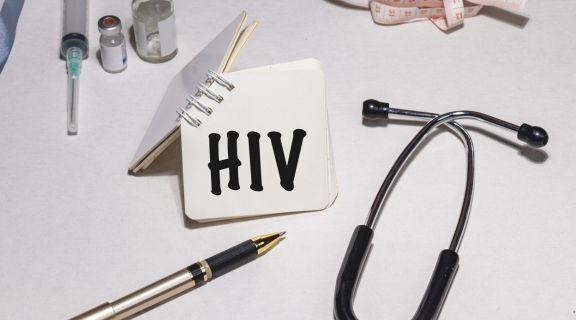 Quais os sintomas da HIV: conheça os primeiros sinais e as fases da infecção
