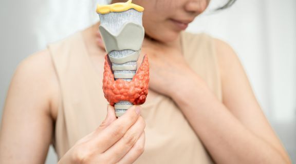 Quais são os principais sintomas do hipertireoidismo? Veja como se cuidar