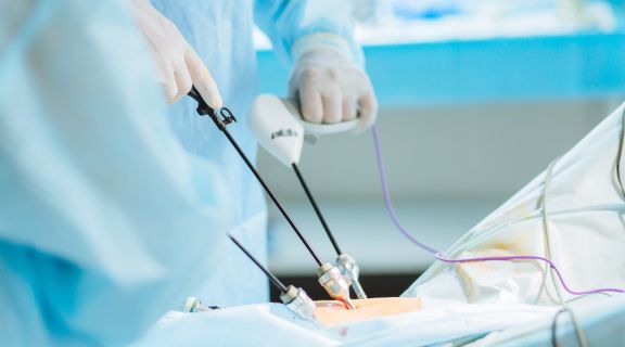 Qual a diferença entre cirurgia robótica e laparoscopia e como são realizadas