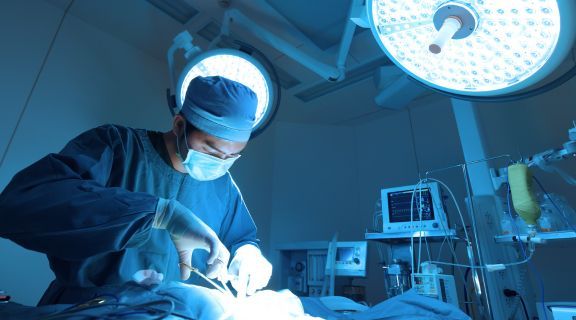 Quando fazer cirurgia é realmente necessário? Entenda os critérios médicos