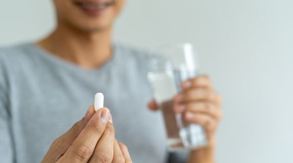 Quanto tempo depois de tomar antibiótico posso beber? Entenda as recomendações