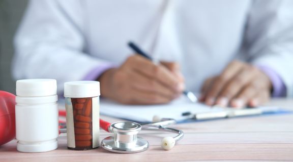 Roacutan precisa de receita? Entenda o processo para obter o medicamento