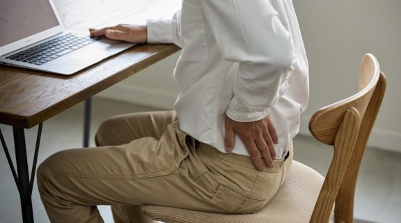 Sintomas da lombalgia: o que sentir na dor lombar e quando se preocupar