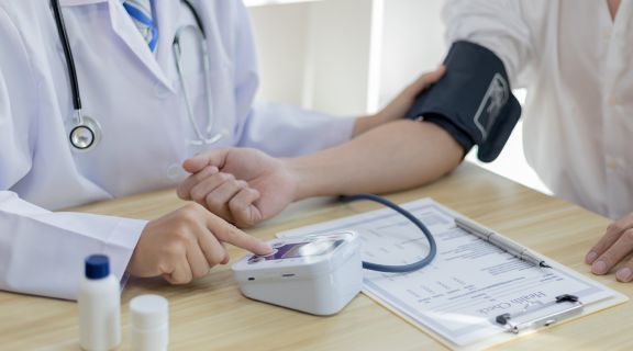 Sintomas da pressão alta no corpo: quando buscar ajuda médica imediata