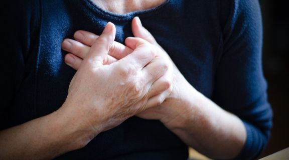 Sintomas de infarto silencioso feminino: conheça os sinais atípicos dessa condição